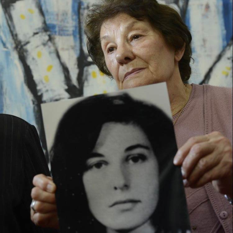 Hija de italianos, Angelina es la quinta de siete hermanos. En su familia, de origen humilde, todos trabajaban en la viña, en Mendoza. Angelina llegó hasta segundo grado en la primaria.
A los 15 años, conoció a quien luego sería su marido, José, de 20, en un corso de carnaval. Tuvieron seis hijos. Gladys, la mayor, desapareció embarazada.
