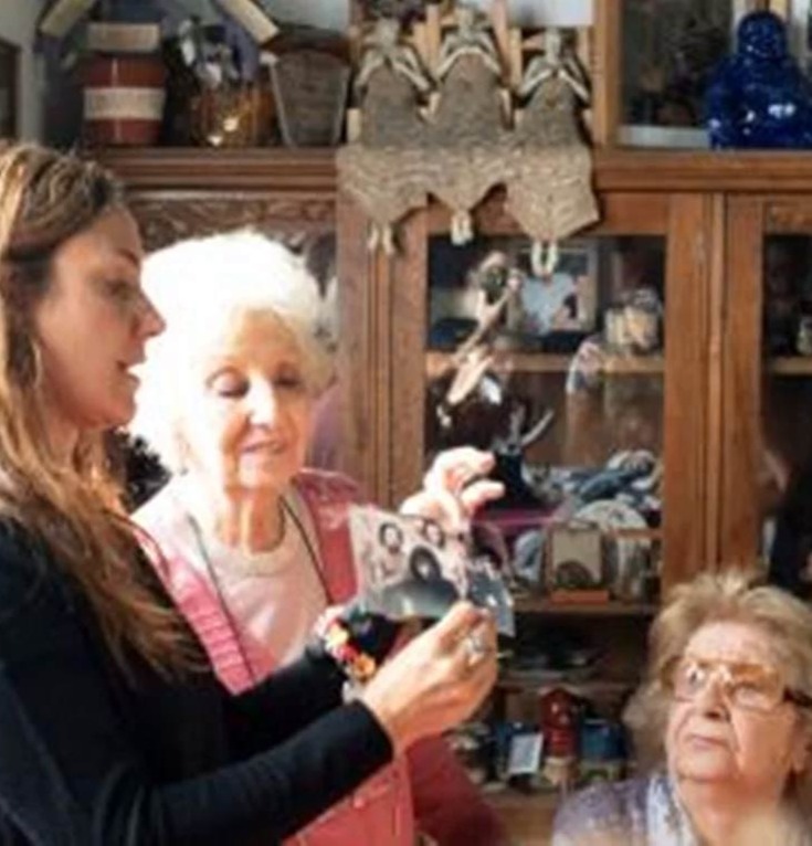 Claudia recibe su Archivo Biográfico Familiar de manos de Estela de Carlotto en la Casa de las Abuelas.