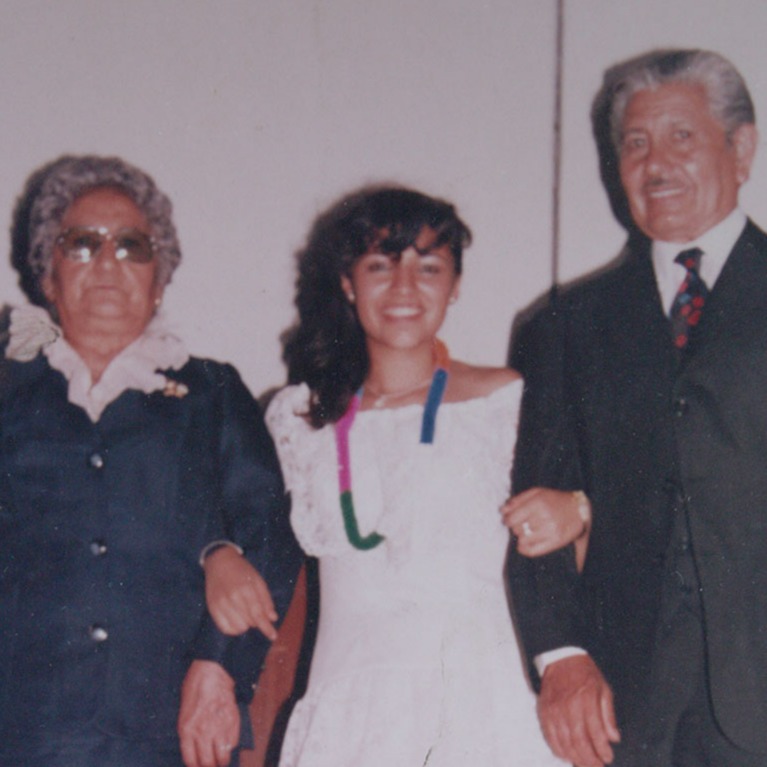 A partir del secuestro de su hijo y nuera embarazada comenzó la incansable búsqueda de Ramona y su familia para conocer el paradero de sus seres queridos. Lamentablemente, ella no pudo concretar el sueño de abrazar al hijo de Américo y Eva, pero sus seres queridos mantienen vivo el deseo de la Abuela y, el día que ese joven aparezca, el anhelo de la familia unida se habrá cumplido.