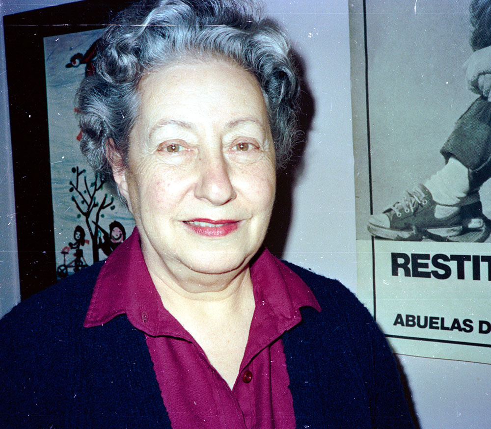 Mary, como le decían, reivindicaba la militancia de los jóvenes que combatieron por “un ideal de un mundo mejor, más justo y libre”. Nacida en Buenos Aires en 1917, hija de inmigrantes griegos, trabajó durante ocho años en el Servicio Meteorológico Nacional. Se casó con Raymundo Ignace, hijo de armenios que escaparon del genocidio, se mudaron a Mar del Plata y allí instalaron una mercería. Pero Mary enviudó pronto, en 1962, y debió arreglárselas sola con sus hijos. Tras la desaparición de Bernardo, se integró a Abuelas de Plaza de Mayo. 