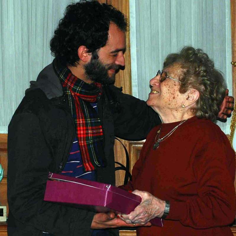 La Abuela Rosa le entrega a Guillermo su Archivo Biográfico Familiar.