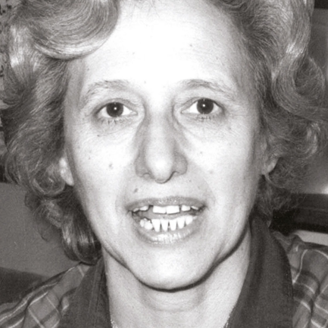 Casada con José Castillo Barrios, tuvieron tres hijas: Liliana, Cristina y Alicia. Vivían en Ituzaingó, zona oeste del conurbano bonaerense. Alicia, la menor, estudiante de Medicina, fue secuestrada y asesinada a mediados de 1977. Tenía 20 años. Tres meses más tarde, desaparecieron a Liliana, de 22 años, junto con su esposo y dos cuñadas. Eva fue una de las primeras mujeres en formar parte de las Madres de Plaza de Mayo y, poco después, de las Abuelas.
