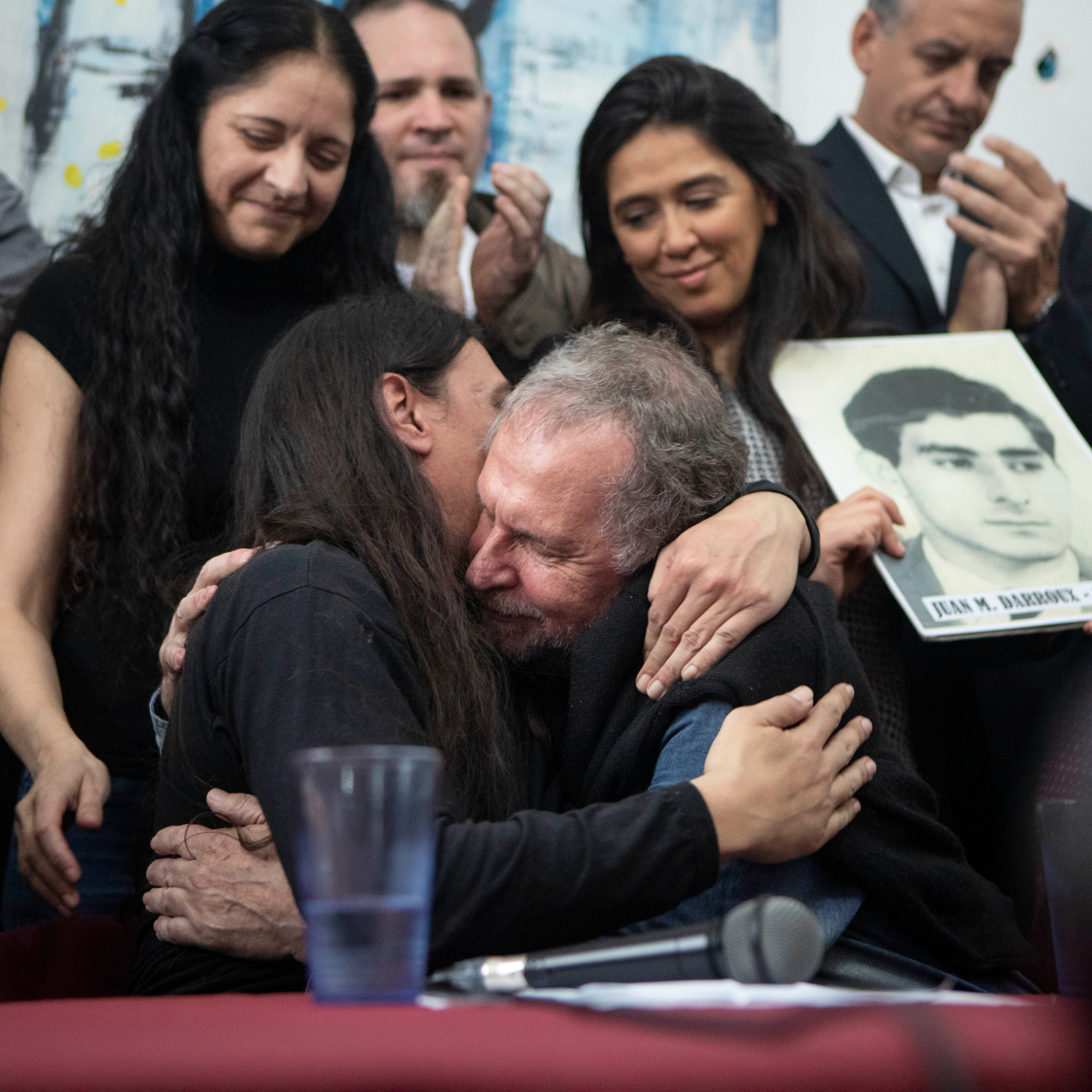 El abrazo entre Matías y su tío Roberto.