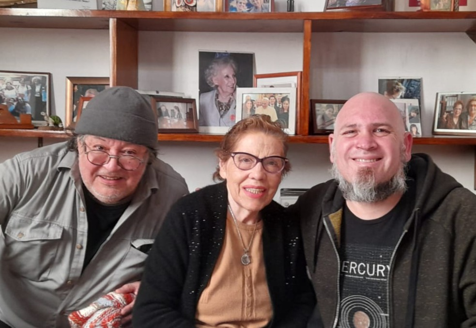 Jorge Cañete y Esteban Herrera, junto a la Abuela Buscarita Roa.