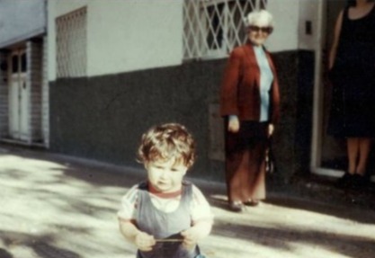 Evita y la panza de su mamá, de fondo