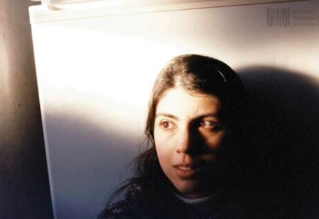 Clara Petrakos, hermana que busca