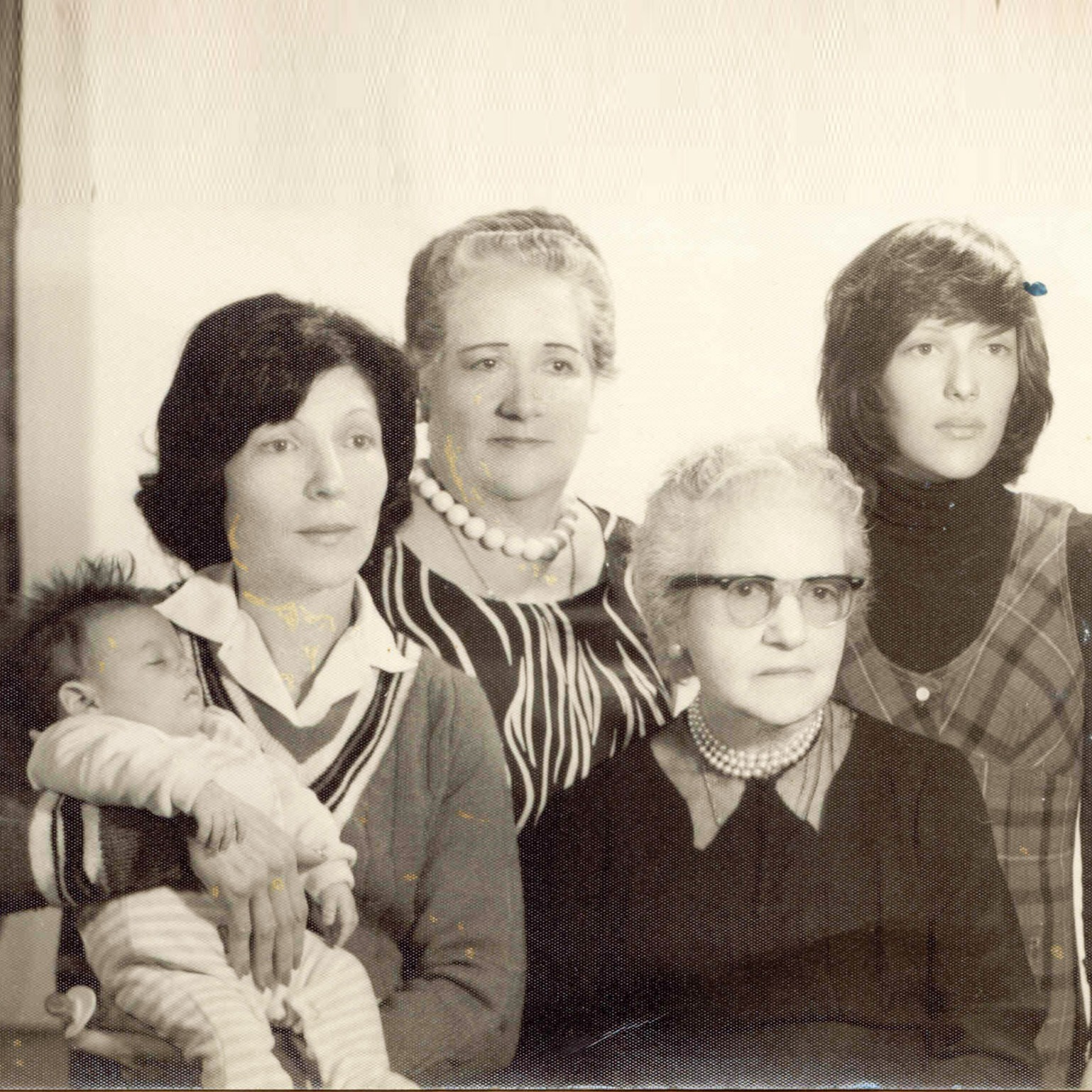 A la izquierda, Elena, la madre de Guillermina, con su nieta Yanina en brazos.