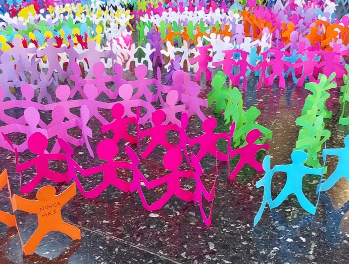 Una cadena humana de memoria