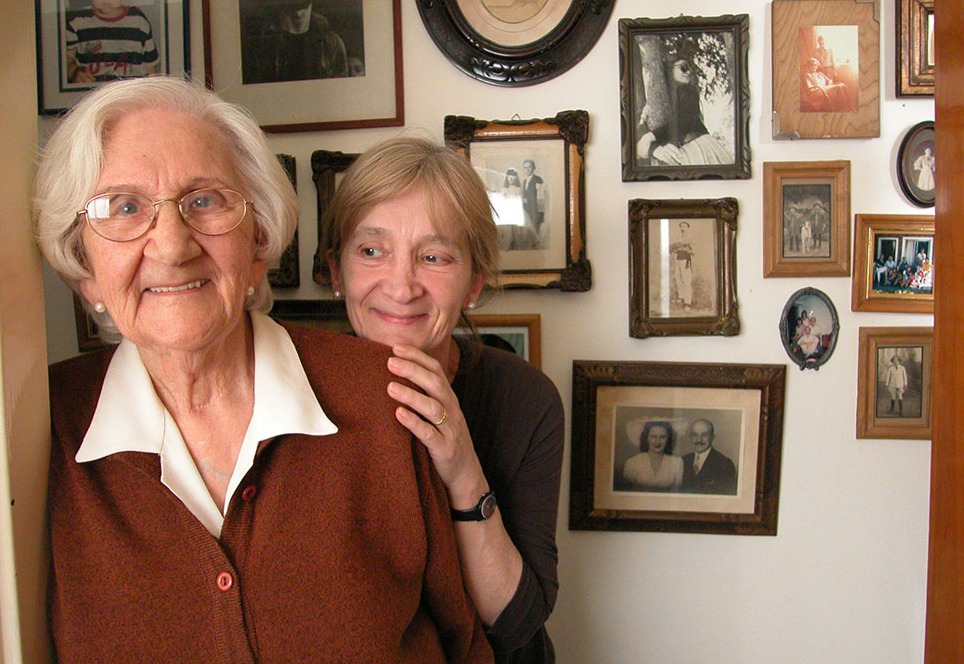 La abuela Licha junto a su hija Estela
